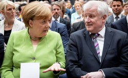 Seehofer już otwarcie przeciwko Merkel: Jeśli szczyt UE nie przyniesie rozwiązania, CSU zacznie odsyłać migrantów wbrew woli kanclerz
