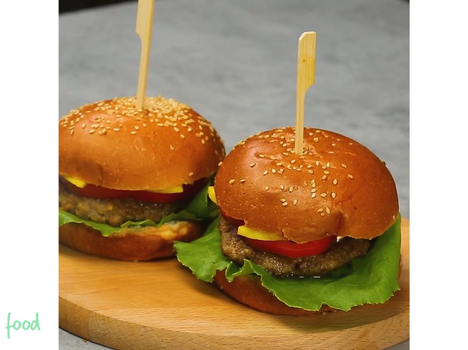 Noizz_food_Jamajcanski_hamburger_safe