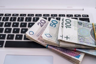 Po cichu zabierają Polakom gotówkę. Eksperci biją na alarm