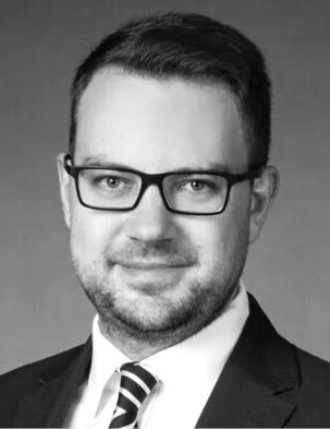 Dr hab. Krzysztof Koźmiński profesor UW, kierownik Centrum Oceny Skutków Regulacji Uniwersytetu Warszawskiego, radca prawny, partner zarządzający kancelarii Jabłoński Koźmiński
