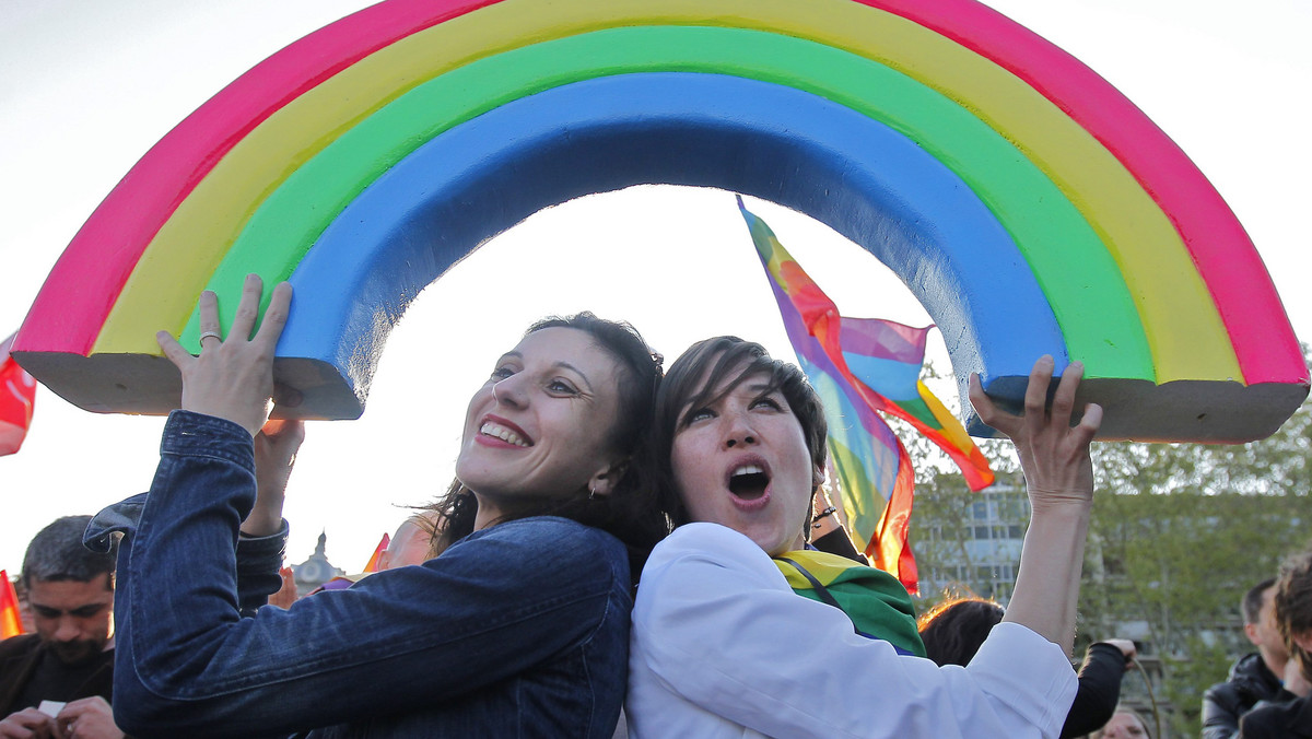 Od czasu zalegalizowania w maju we Francji małżeństw homoseksualnych, związki takie zawarło 400 par - donosi w czwartek francuski dziennik "Le Figaro", wyrażając zdziwienie, że tyle hałasu otaczało nowelizację prawa, z której skorzystało dotąd tylko 800 osób.