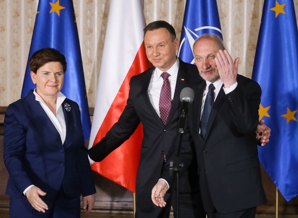 Andrzej Duda, premier Beata Szydło i minister obrony narodowej Antoni Macierewicz po odprawie kierowniczej kadry Ministerstwa Obrony Narodowej i Sił Zbrojnych RP