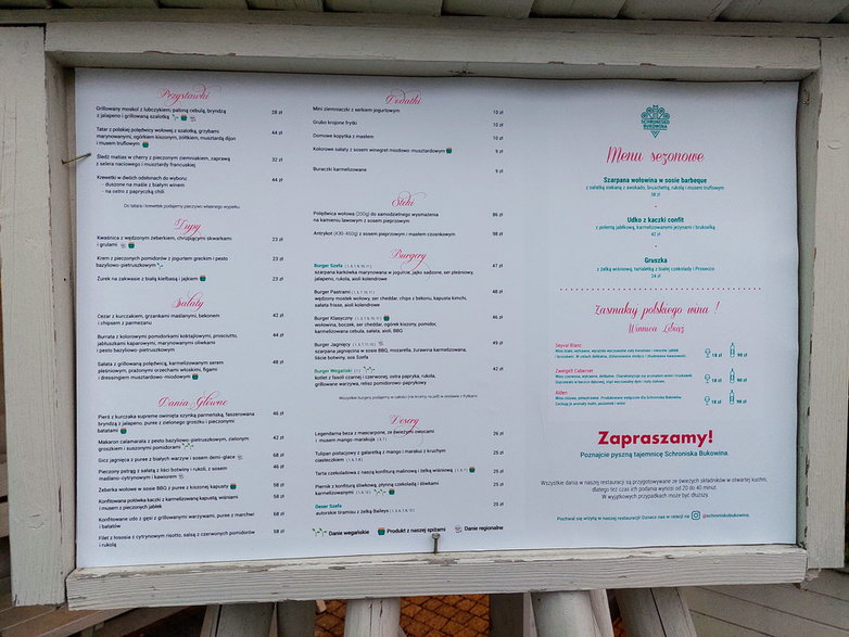 Częściowa oferta "Schroniska Bukowina" przedstawiona na specjalnej tablicy jeszcze przed wejściem do lokalu