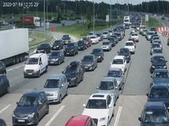 Gigantyczne korki przed bramkami na A1 koło Torunia. Samochody stoją po horyzont