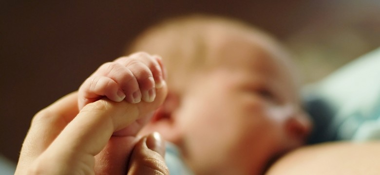 Wytyczne dla położnych w Wielkiej Brytanii: "Karmienie klatką piersiową" i "rodzący rodzic"