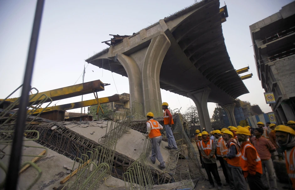 Spasioci pored ruževina nadvožnjaka u Mumbaju