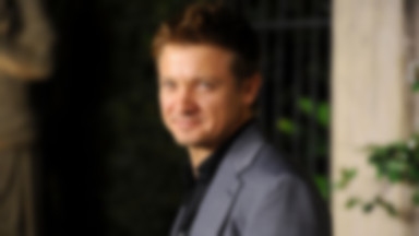 Jeremy Renner sypia z bronią pod poduszką