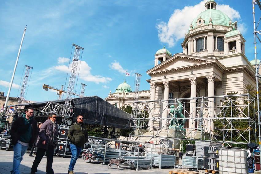 Postavljanje bina na platou ispred Narodne skupštine