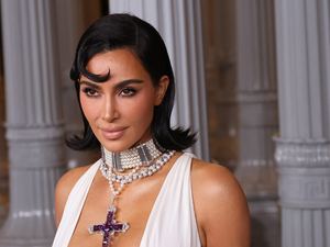 Bizarr és ijesztő zenei videóval készült Kim Kardashian az idei karácsonyra, amiben egy igazi karácsonyi szupersztár is feltűnik