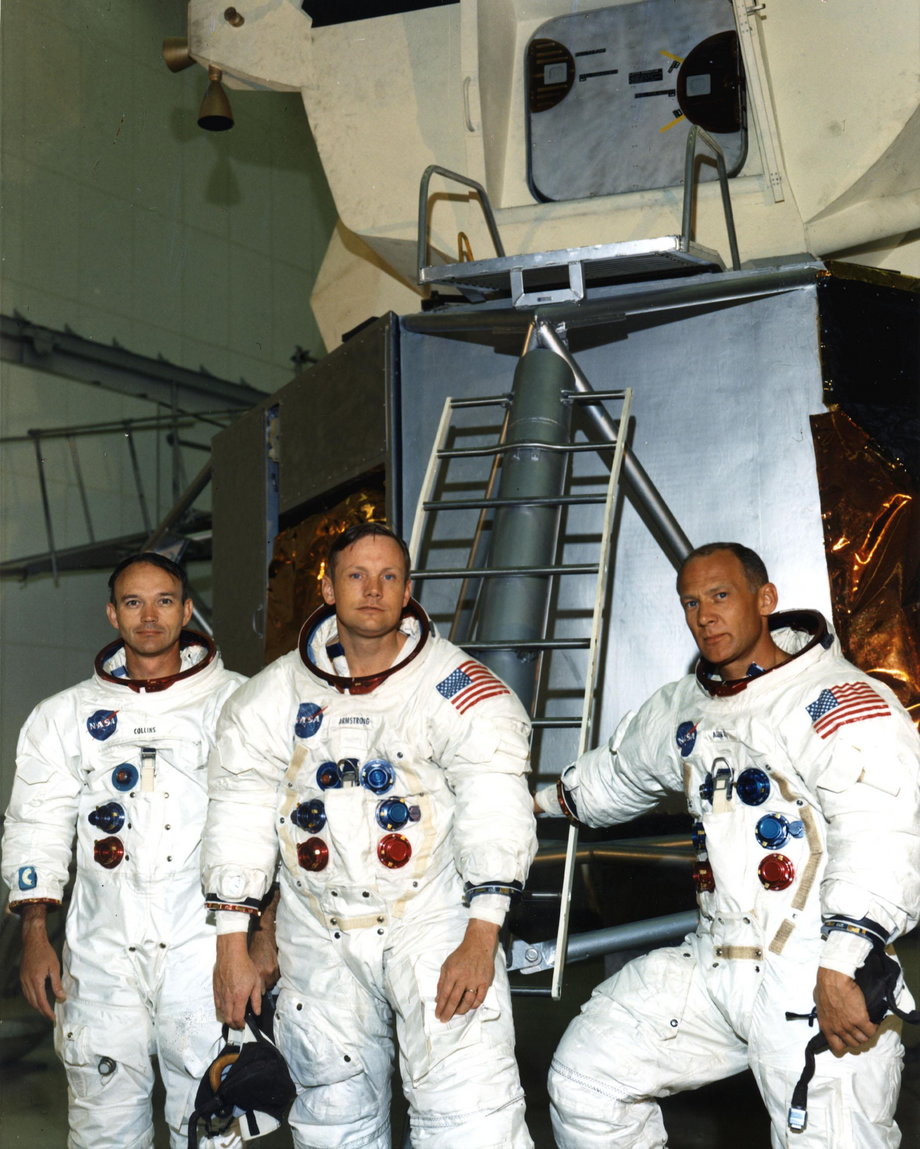 Astronauci po szkoleniu w symulatorach. Od lewej: Michael Collins, Neil A. Armstrong i Edwin E. Aldrin, Jr.