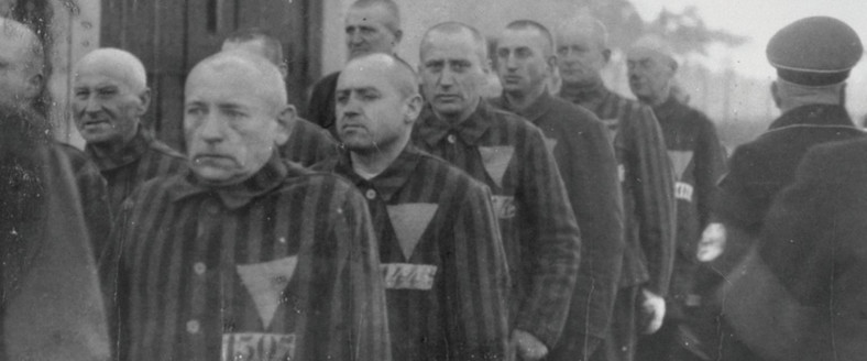 Więźniowie w KL Sachsenhausen, wśród których byli mężczyźni z różowym trójkątem, fot. ze zbiorów National Archives