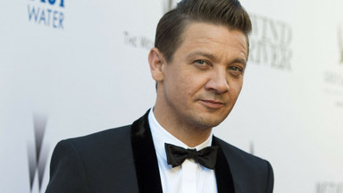 Jeremy Renner pierwszy raz widziany po wyjściu ze szpitala. Aktor cudem uniknął śmierci