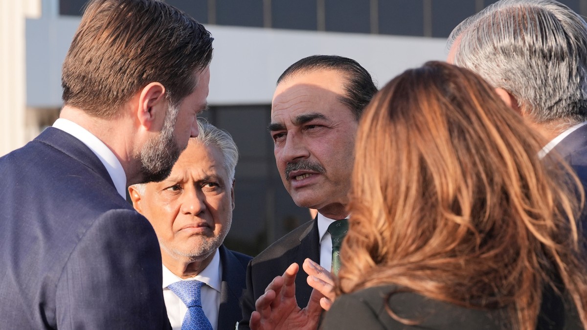 Potpredsednik SAD Džej DI Vens sa načelnikom odbrambenih snaga Pakistana i načelnikom štaba vojske, feldmaršalom Asimom Munirom, desno, i zamenikom premijera i ministrom spoljnih poslova Pakistana Mohamedom Išakom Darom