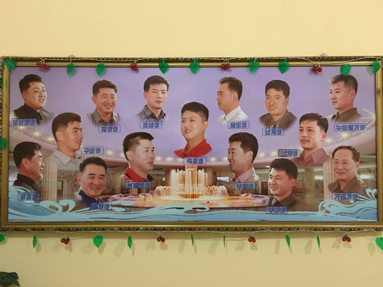 15 oficjalnych fryzur w Korei Północnej, zdjęcie z 2017 r.
