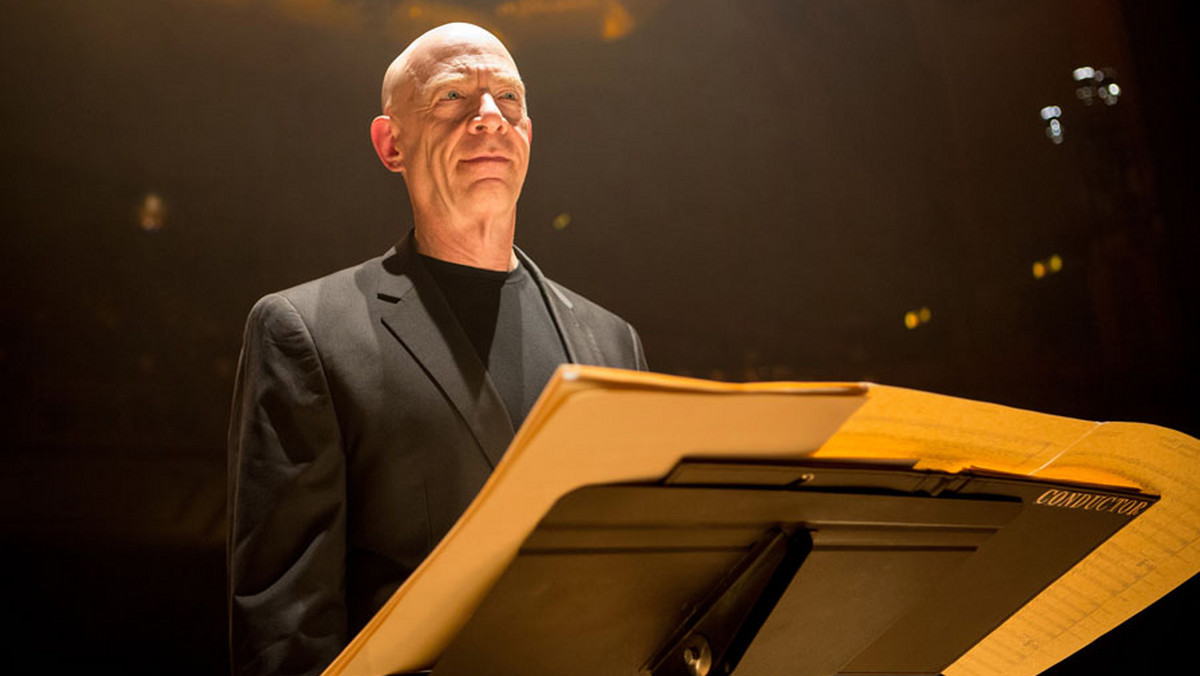 "Whiplash" to trudny utwór dla perkusistów. Damien Chazelle nienawidził go, gdy grał w szkolnym zespole. Choć jego nauczyciel nie był takim sadystą jak Terence Fletcher, to Chazelle i tak wymiotował przed każdą próbą. Na podstawie tych doświadczeń napisał scenariusz, a potem nakręcił film. Dobrze, że porzucił karierę muzyczną. Kino wiele na tym zyskało.