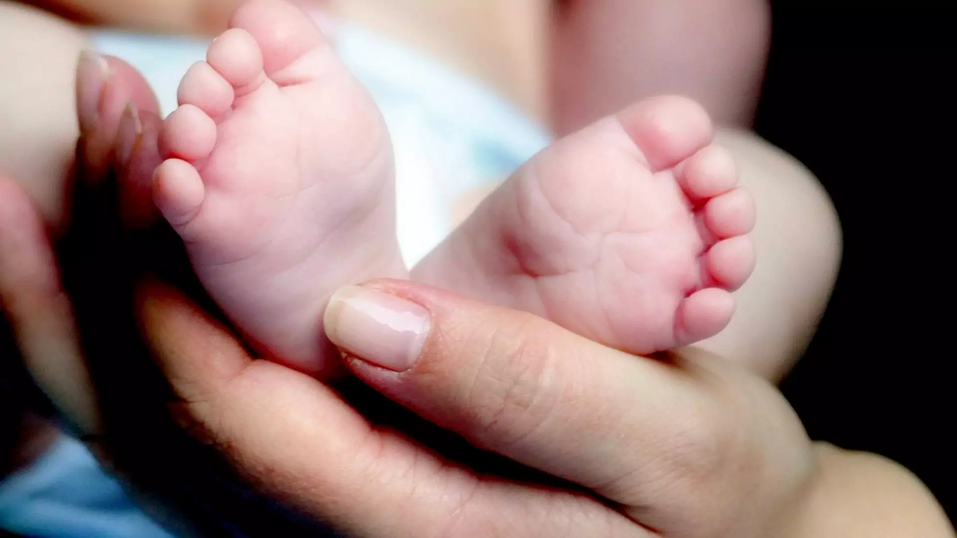 Urodziło się pierwsze dziecko trojga rodziców. Czy ingerencja lekarzy poszła za daleko?