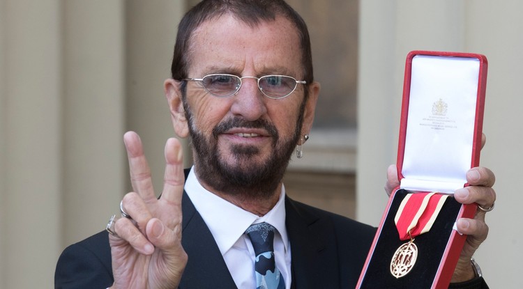 Ringo Strarr lovag lett