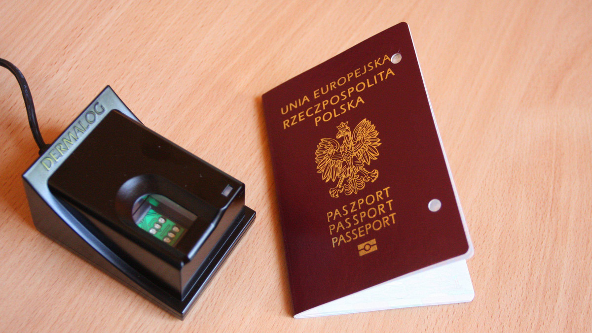 Podczas wyrabiania paszportu od dzieci poniżej 12. roku życia nie będą pobierane odciski palców - zakłada nowelizacja ustawy o dokumentach paszportowych, którą w piątek uchwalił Sejm.