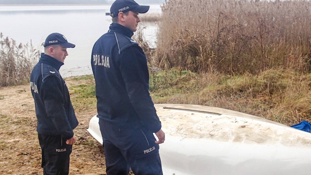 W sobotę wieczorem dwóch policjantów uratowało tonącego w Jeziorze Sławskim mężczyznę. Funkcjonariusze użyli przycumowanej do brzegu łodzi, a za wiosła posłużyły im deski.