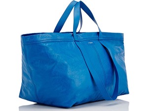 Wow! A Balenciaga leutánozta az Ikea ikonikus kék szatyrát!