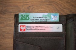 Nie każdy senior o tym wie. A z tą legitymacją naprawdę można wiele zyskać i sporo zaoszczędzić [Lista ulg, zniżek, rabatów i udogodnień]