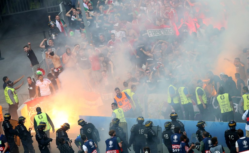 To nie są grzeczni chłopcy. Węgrzy bili się z Policją w trakcie meczu z Islandią
