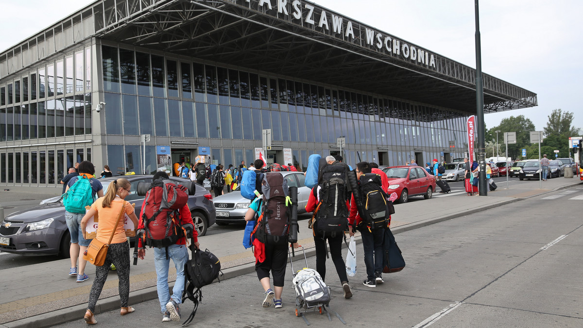 WARSZAWA PIERWSZY SEPCJALNY POCIĄG NA ŚDM (młodzież w drodze na dworzec)