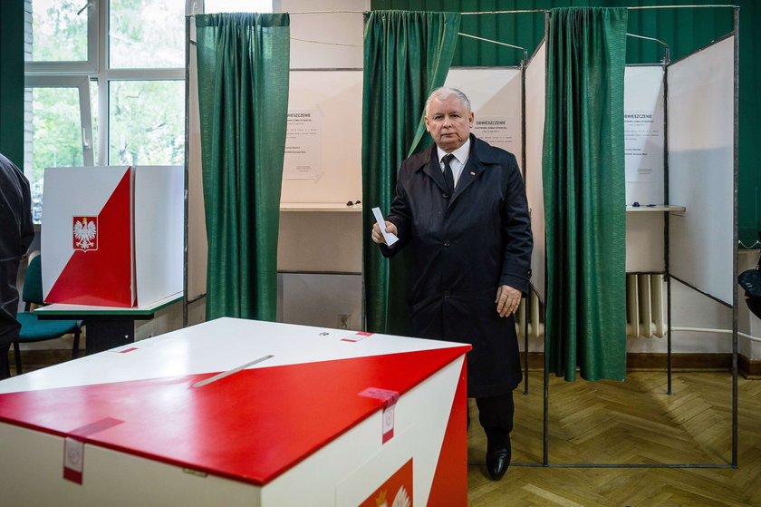 Jarosław Kaczyński głosuje