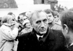 Radna PiS miała przeprosić rodzinę Mazowieckiego. Sąd wstrzymał wykonanie wyroku