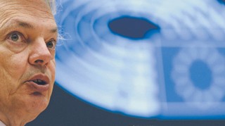 Czas złego policjanta. W Brukseli wobec Polski zaczyna wygrywać podejście Didiera Reyndersa