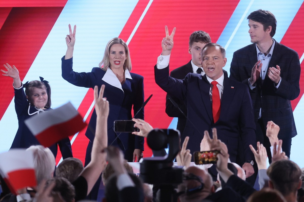 Warszawa, 01.06.2025. Wybory prezydenta RP - II tura. Kandydat Komitetu Obywatelskiego, popierany przez PiS prezes IPN Karol Nawrocki (front) z żoną Martą (2L), córką Kasią (L) oraz synami Antonim (2P) i Danielem (P) w swoim sztabie wyborczym, 1 bm. w Warszawie. Zakończyło się głosowanie w II turze wyborów prezydenta RP. (mr) PAP/Leszek Szymański