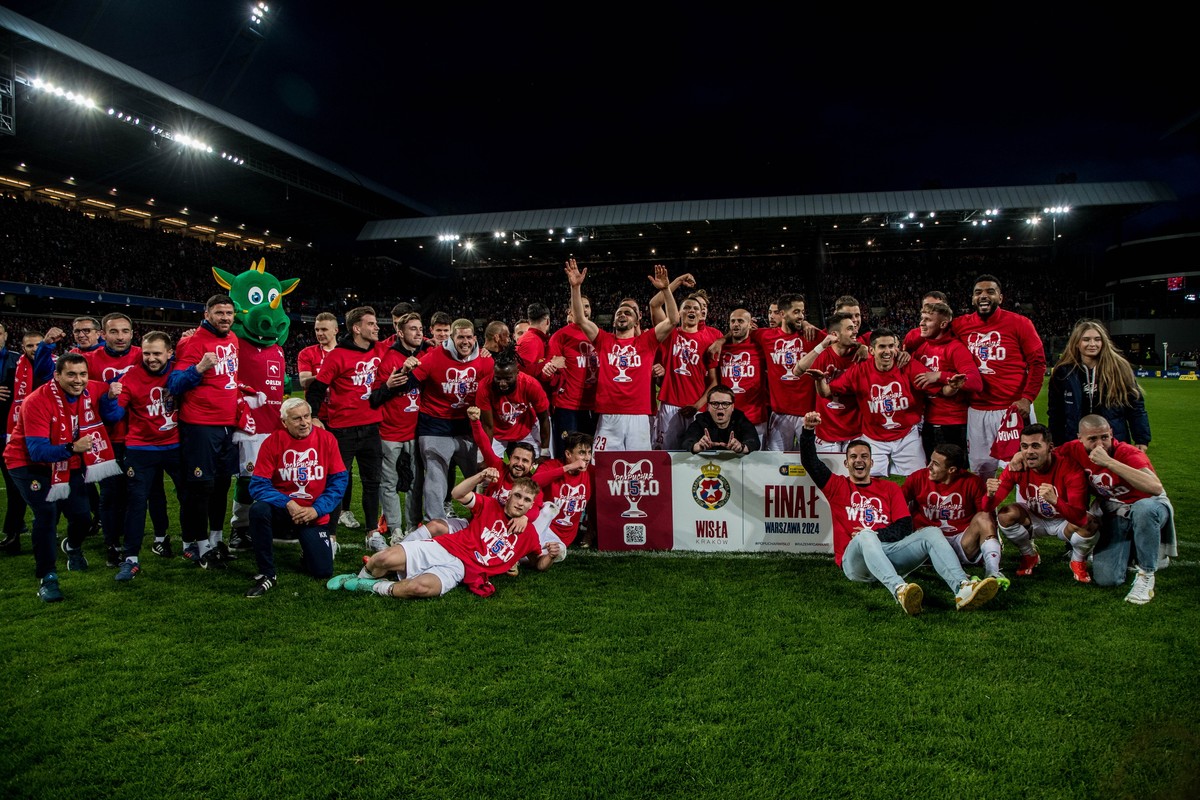 Zawodnicy Wisły Kraków po zwycięskim meczu półfinałowym z Piastem Gliwice