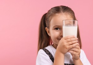 Biljna mleka se široko prodaju kao nutritivno uporedive alternative kravljem mleku, međutim, ovu ekvivalenciju ne potvrđuju trenutni dokazi, kažu stručnjaci 
