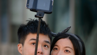 Coraz więcej muzeów na świecie zakazuje używania kijków do robienia selfie