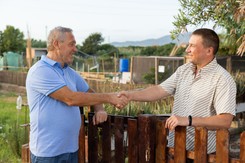 Sąsiad musi się zgodzić na budowę ogrodzenia? Kiedy musi zapłacić? Prawo mówi jasno