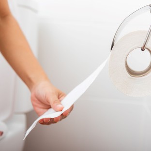 Ülni vagy guggolni? Egy tudós elárulja, miért rosszabb nyilvános WC felett tartani magunkat