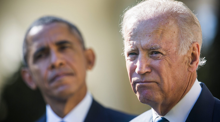 Joe Biden amerikai alelnök (j) Barack Obama amerikai elnök társaságában a washingtoni Fehér Ház Rózsakertjében 2015. október 21-én bejelenti, hogy nem indul az amerikai elnökválasztáson. / Fotó: MTI/EPA/Jim Lo Scalzo