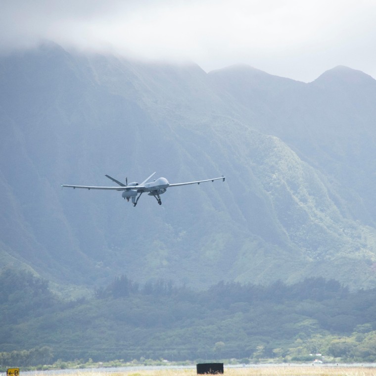 MQ-9 Reaper to amerykański bezzałogowy bojowy aparat latający klasy operacyjnej dalekiego zasięgu (MALE). Może przebywać w powietrzu całą dobę i przemieszać się na dystans 5900 km.
