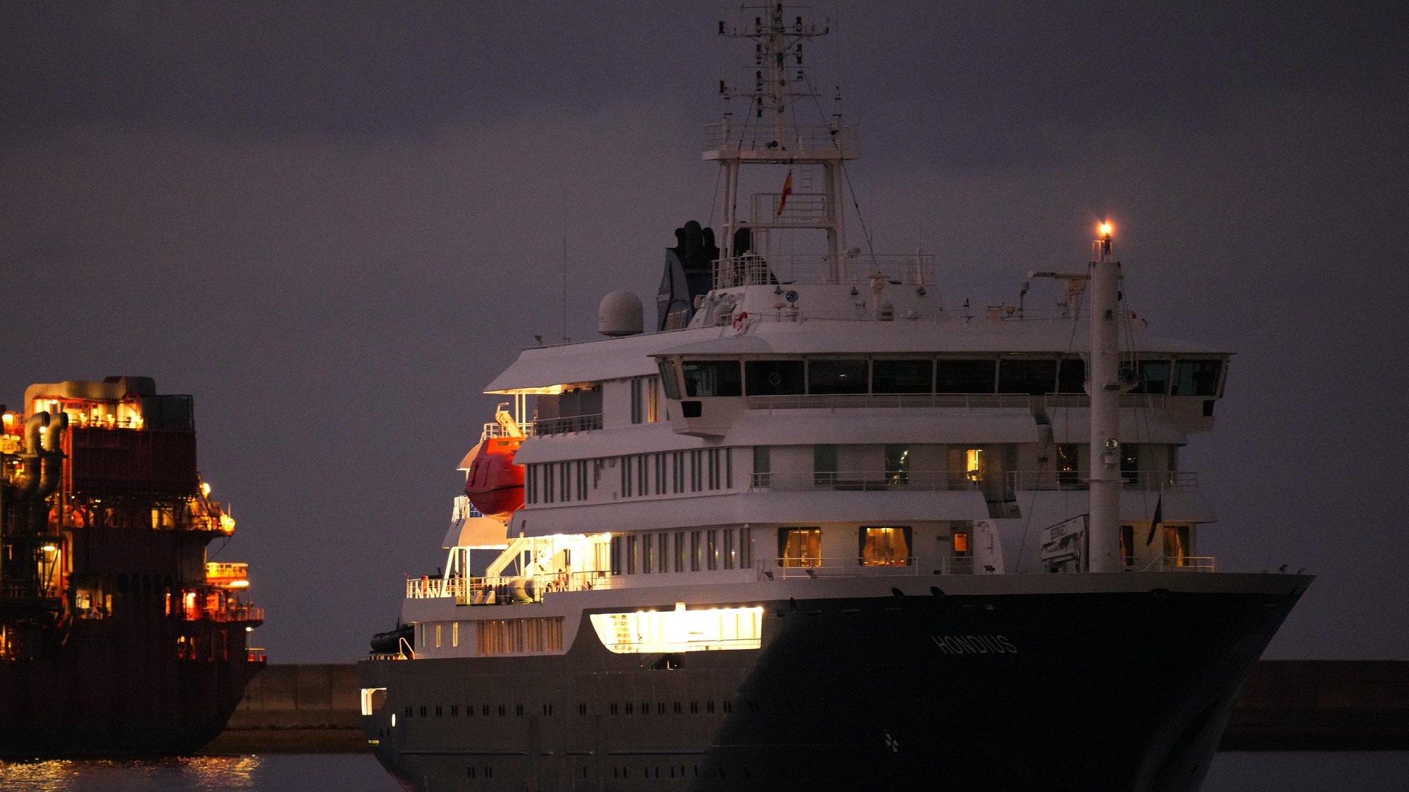 Od vypuknutia nákazy na lodi MV Hondius zomreli traja pasažieri.