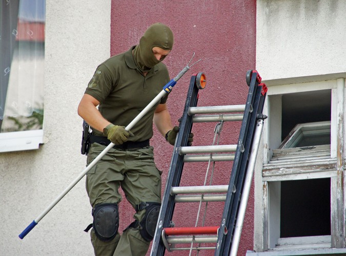 Policyjny antyterrorysta na miejscu eksplozji