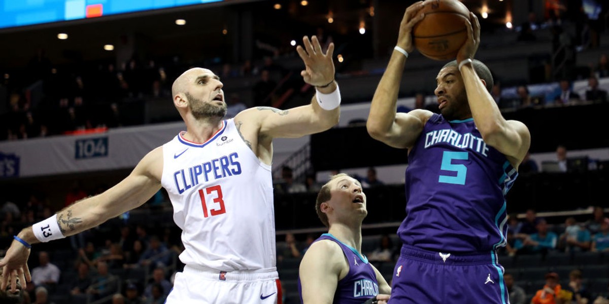 Marcin Gortat na dwa dni przez 36. urodzinami oficjalnie ogłosił, że kończy trwającą 17 lat karierę koszykarską. "Dziękuję wszystkim kibicom za to, że mnie wspierali. Teraz skoncentruję się głównie na pracy charytatywnej" - zapowiedział.