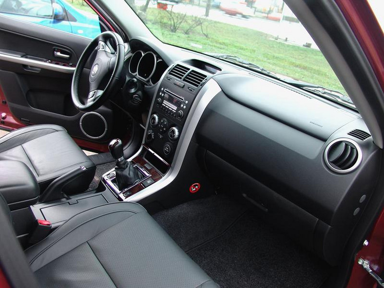 Suzuki Grand Vitara 2.0i DX 5d: terenowy atleta