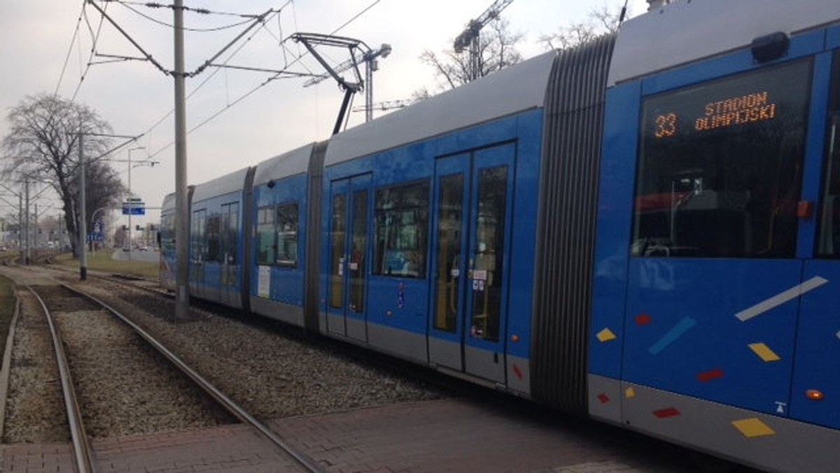 W weekend remontowane będą skrzyżowania ulicy Legnickiej z Zachodnią i Niedźwiedzią. W związku z tym kursy sześciu linii tramwajowych zostaną skrócone do pętli przy Robotniczej, a tramwaje 23 dojadą jedynie do Mostów Mieszczańskich. Jest też dobra informacja – od niedzieli ul. Nowowiejska będzie przejezdna już na całej długości.