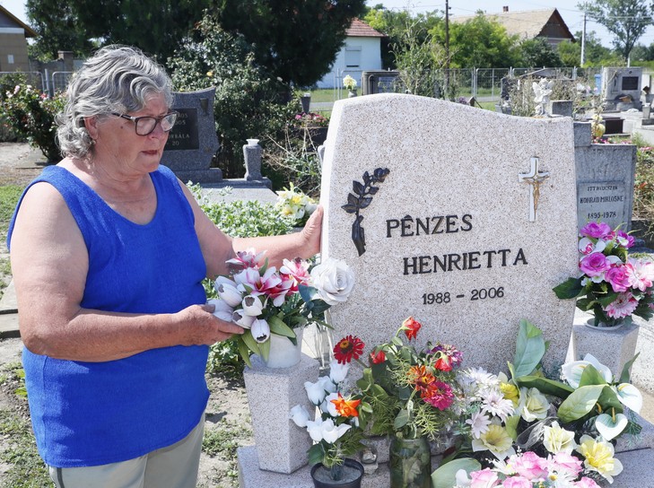 Erzsike néni soha nem is fogja túltenni magát unokája halálán, csak a temetőben talál kis nyugalmat /Fotó: Fuszek Gábor