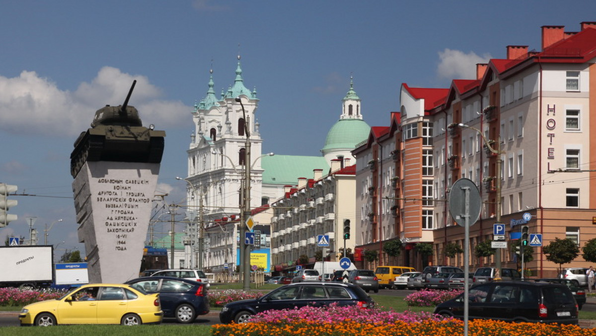 Widok "tanka" (czołgu) na środku Grodna od razu rzuca się w oczy. W otoczeniu trolejbusów, na środku ronda, na wysokim postumencie widnieje czołg T34. To jakby strażnik przynależności Grodna do Białorusi, której granica z Polską znajduje się zaledwie 15 km stąd.