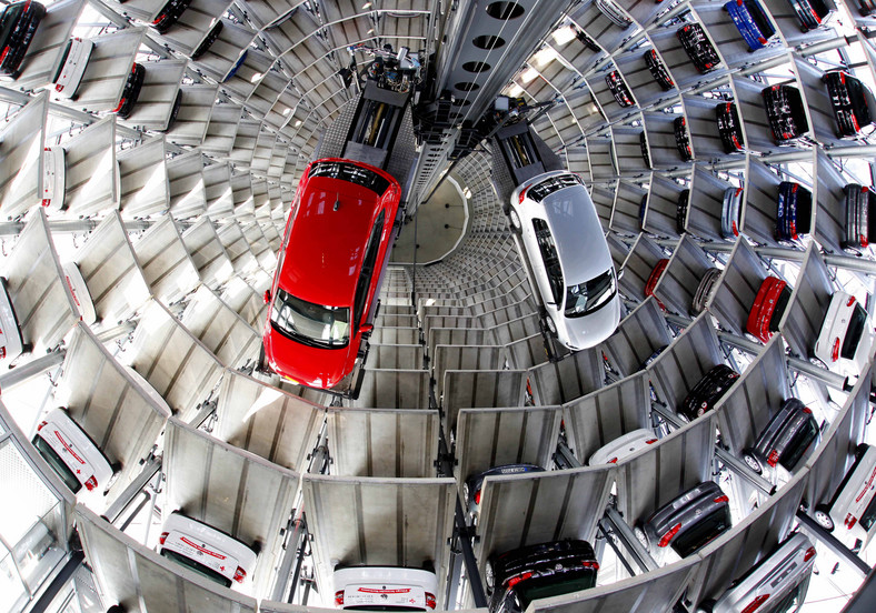 W Wolfsburgu w przedstawicielstwie Volkswagena znajduje się parking jak z filmów science-fiction. Auta zaparkowane są w wieży, w której na miejsce postoju transportowane są specjalna windą. Każdego dnia około 5,5 tys. osób ogląda różne modele Volkswagen Fot. Jochen Eckel/Bloomberg