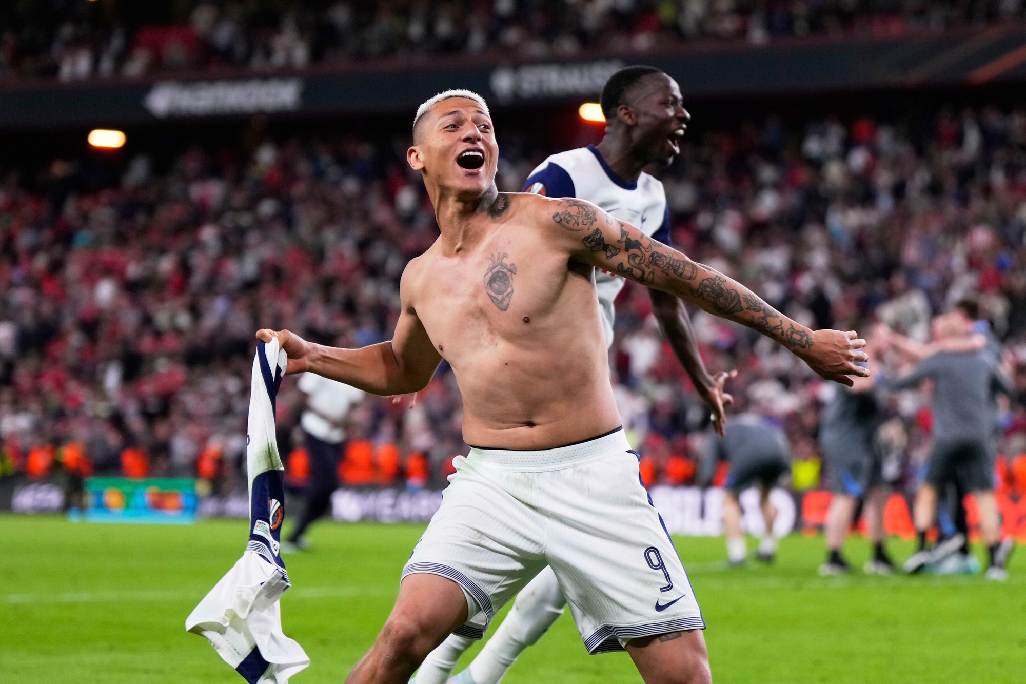 Futbalista Tottenhamu Richarlison sa teší z výhry po finálovom zápase Európskej ligy.