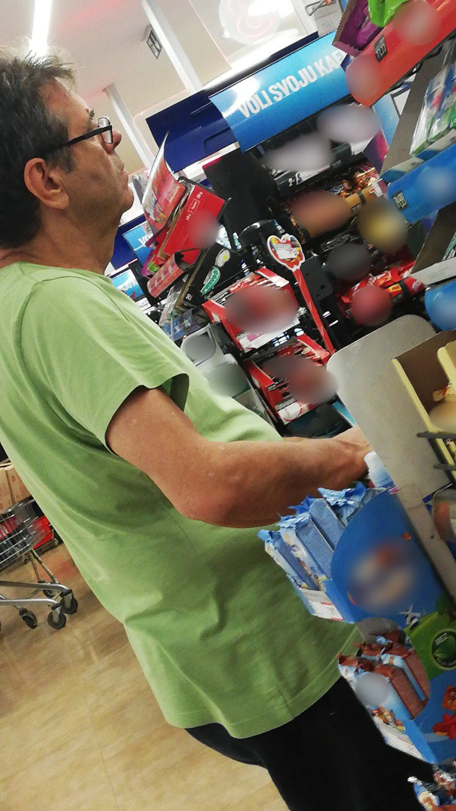 Koštunica snimljen u supermarketu