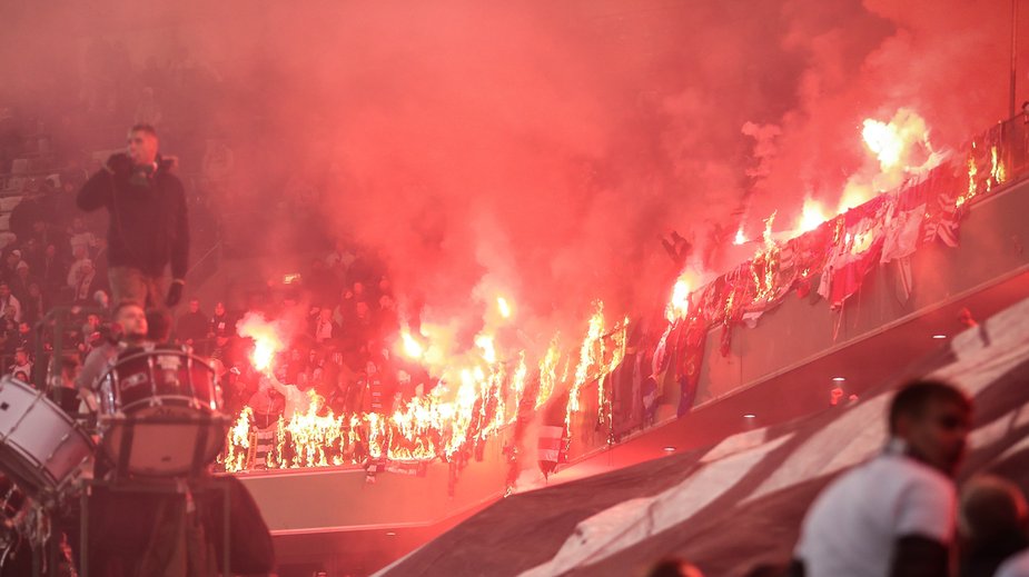 Ogień na trybunach stadionu Legii Warszawa