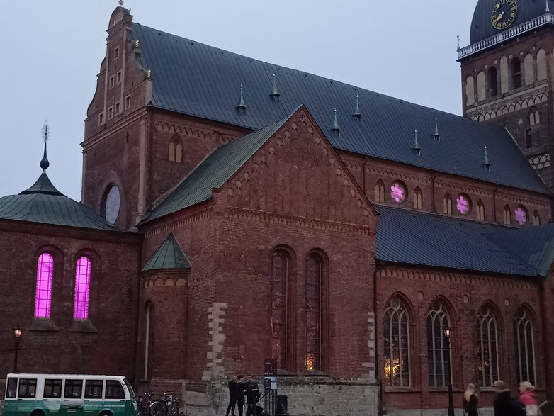 Rīgas Doms, czyli Katedra w Rydze, to prawdziwa perła architektury gotyckiej i jeden z najważniejszych zabytków Łotwy. Zbudowana na początku XIII wieku nad rzeką Dźwiną, katedra ta jest największą średniowieczną świątynią w krajach bałtyckich źr. Wikipedia